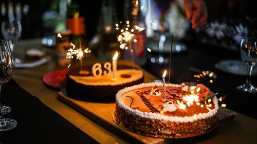 粉色卡通生日祝福快闪PPT模板
